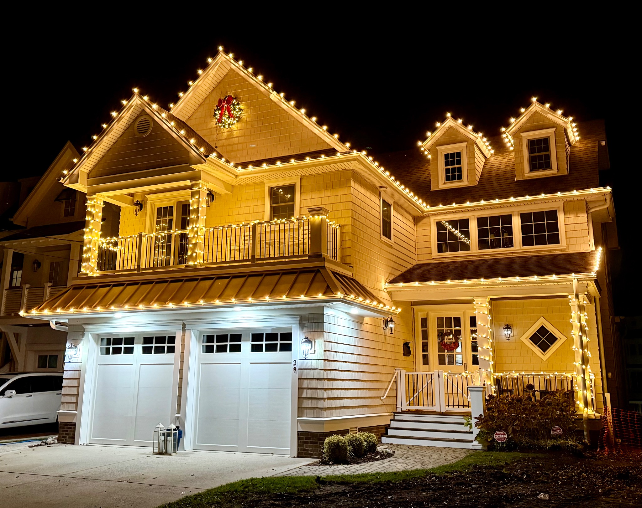 South Jersey Lights holiday lighting on a South Jersey home