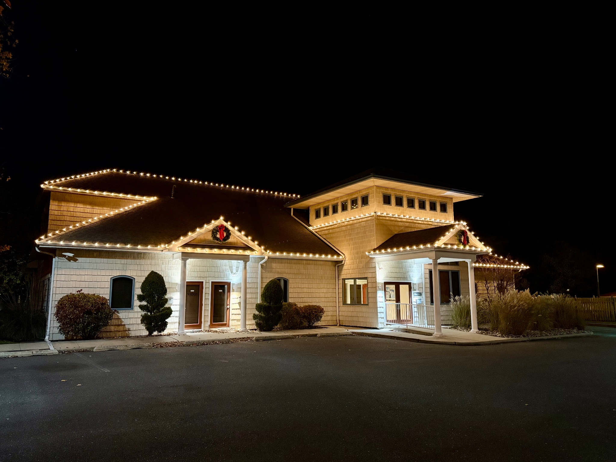 South Jersey Lights holiday roofline lighting installation